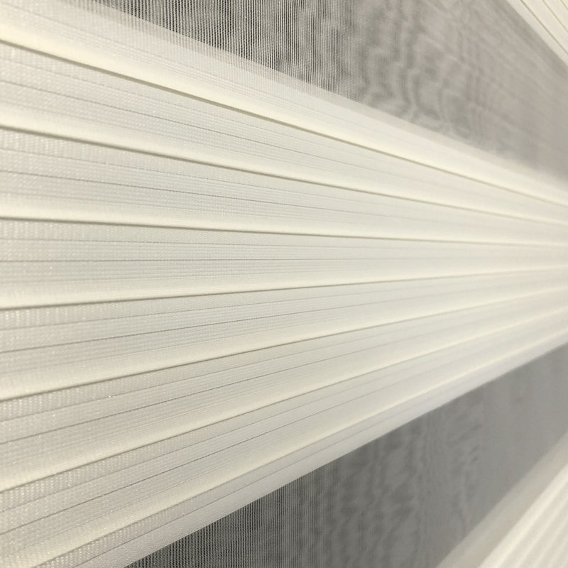 Rideau roulant semi-transparent jour et nuit, L 67 po x L 102 po
