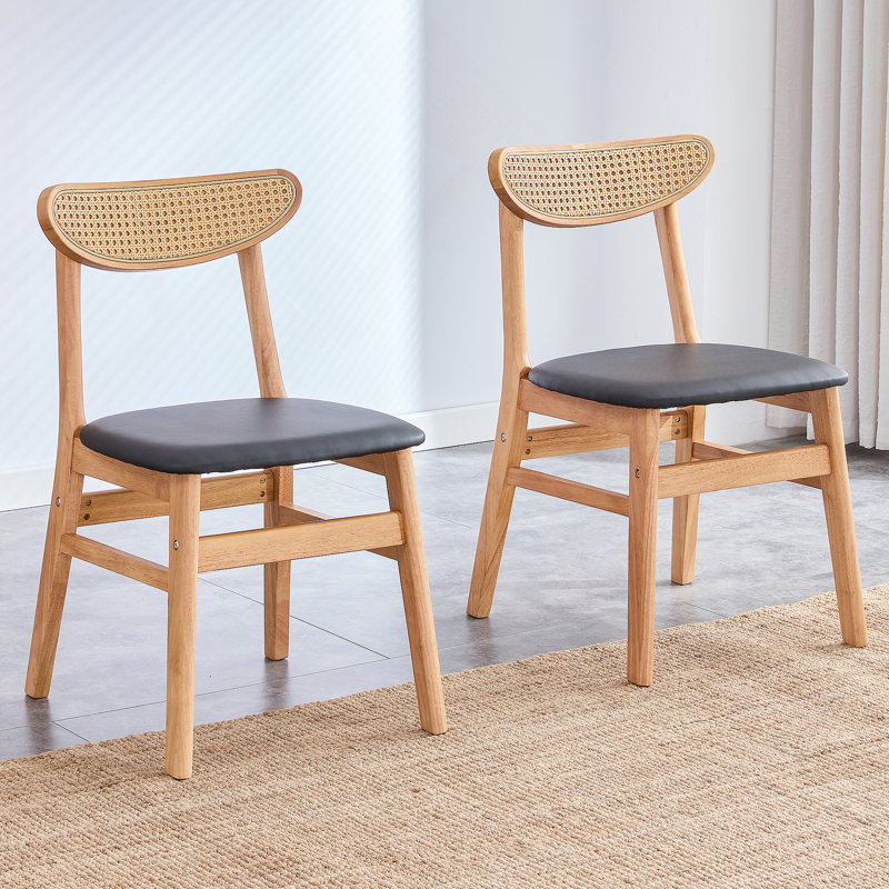 La chaise de salle à manger élégante et durable en bois massif, le petit dossier incurvé, le coussin en polyuréthane et la belle forme s'agencent parfaitement à n'importe quelle pièce et à un usage quotidien