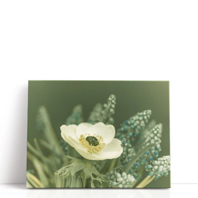 Gros plan d'une fleur d'anémone - reproduction d'art sur toile