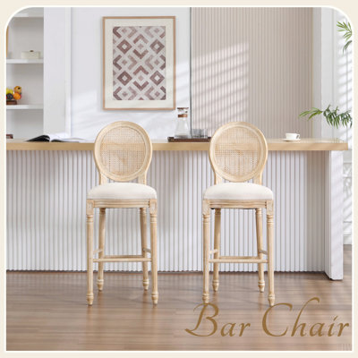 Ensemble de 2 chaises de bar de style campagne française, hauteur 66 cm, chaises rembourrées avec dossier rond en rotin, finitions en fil de fer et sculpture, idéales pour le salon, la cuisine ou un restaurant.