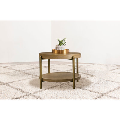 Table d'appoint ronde en bois d'ingénierie et placage de frêne, fini sablé, étagère inférieure en osier naturel, pieds en métal. Idéale pour le salon, cette table d'appoint avec rangement s'intègre parfaitement à tous les espaces. Finition de bois d'hévéa. Décor pour un coin salon familial.