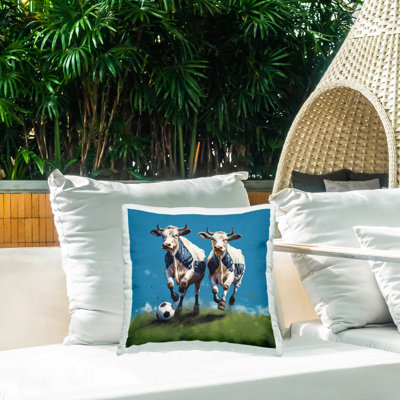 Coussin extérieur "Cows jouer au soccer" par Lazar Studio