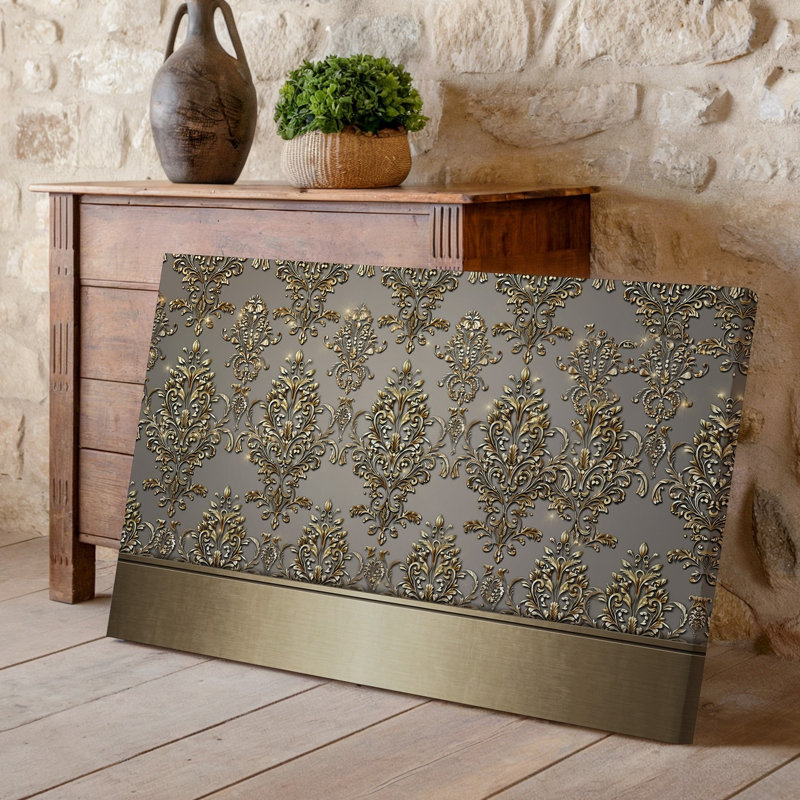 La toile crée un design de papier peint élégant avec un motif damassé complexe en or chatoyant contre un taupe doux
