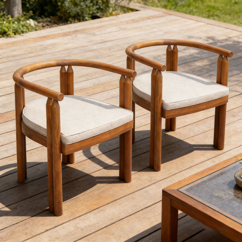 Chaise en bois avec accoudoirs