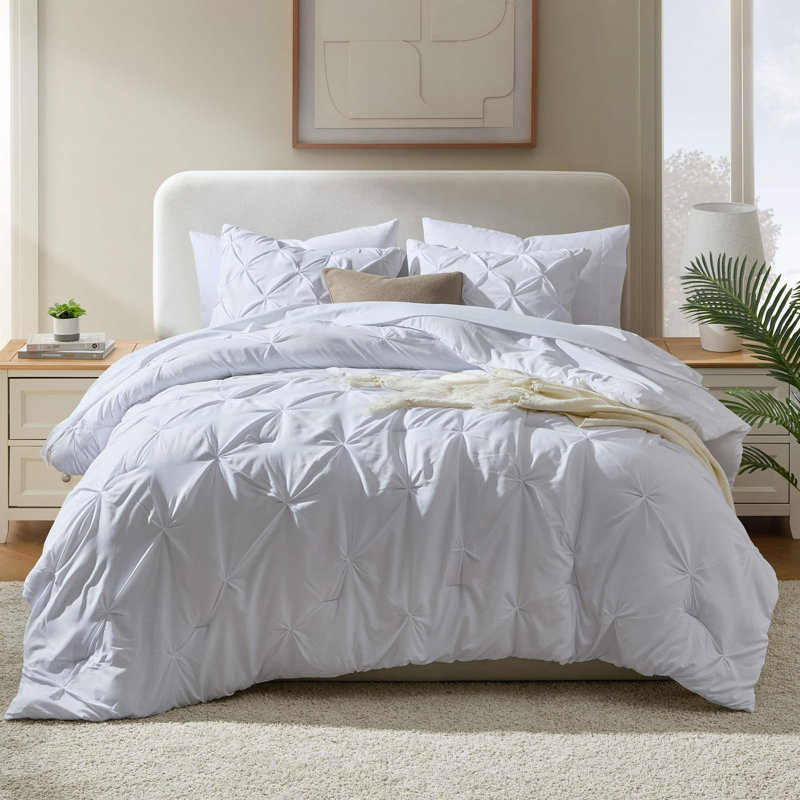 Ensemble d'édredon plissé avec draps Bed-in-a-Bag, Édredon très grand californien + 6 pièces suppl, Blanc