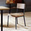 Ensemble de chaises d'appoint en bois gris avec revêtement en similicuir, structure en bois massif et détails cloutés pour salle à manger
