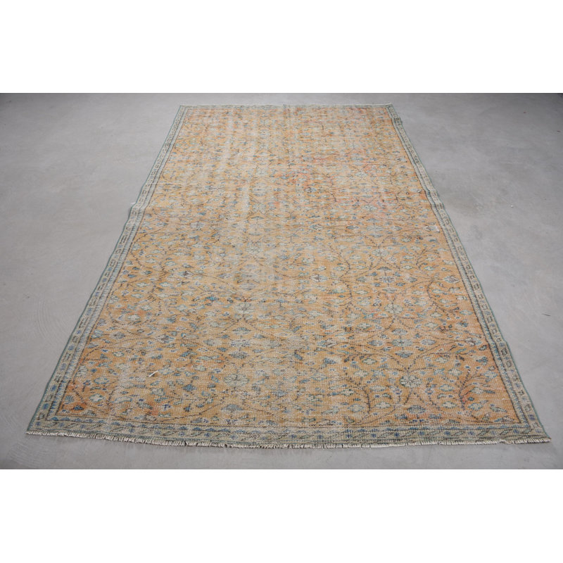 Élégant tapis en laine beige à motif floral classique de 65,4 x 108,7 pouces