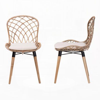 Ensemble de 2 chaises de salle à manger de style bohème moderne, en teck brun naturel et rotin gris délavé.
