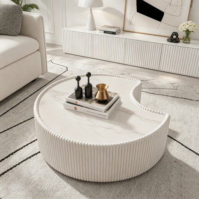 Table basse irrégulière avec plateau en pierre frittée et corps en cuir