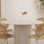 Petite table et chaises de style crème-110988476