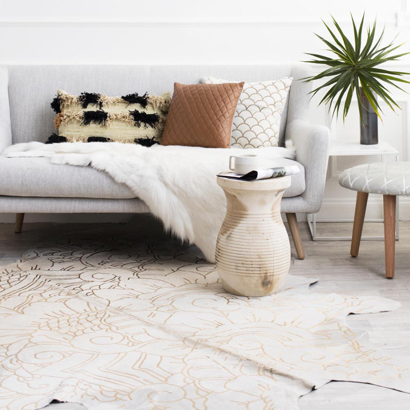 Tapis en peau de vache touffeté à la main Isola, Novelty 6' x 7' , Beige