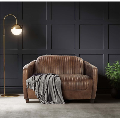 Fauteuil pivotant confortable avec repose-pieds et options de cuir polyvalentes pour des espaces élégants