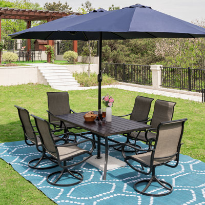 Ensemble de salle à manger de jardin Red Barrel Studio® comprenant 8 grandes tables rectangulaires en métal pour l'extérieur et 6 chaises avec des meubles en filet de polyester enduit de PVC et 1 parasol rouge pour la cour arrière