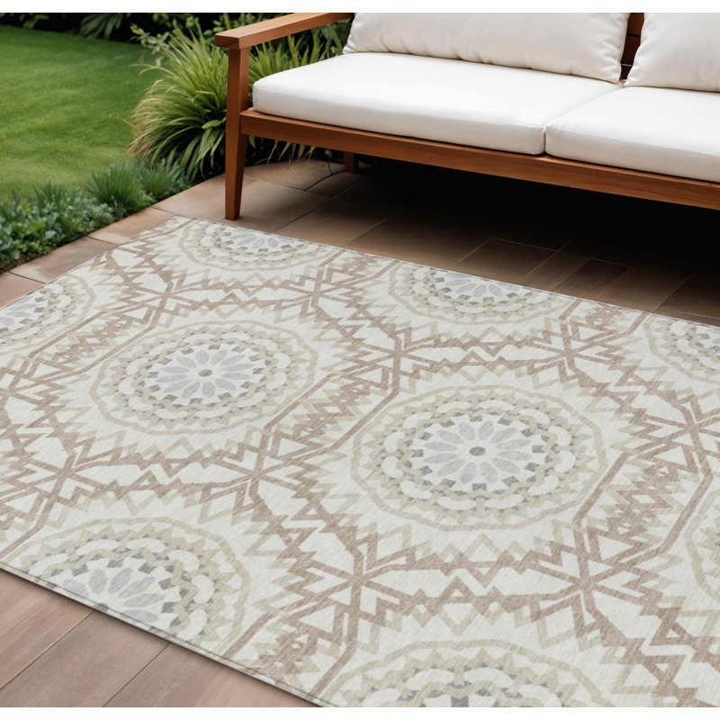 Tapis intérieur / extérieur ivoire 8 pi x 10 pi beige et argenté à motif de médaillons floraux