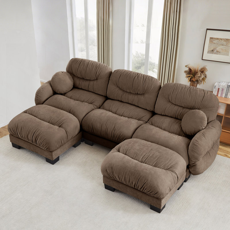 Canapé d'angle modulaire en tissu chenille confortable au design plissé, avec siège ergonomique en mousse haute densité, pouf, accoudoirs arrondis et 2 coussins décoratifs ronds.
