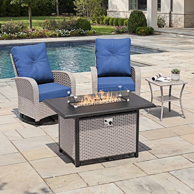 Ensemble de patio extérieur 4 pièces avec foyer, fauteuils pivotants en résine tressée résistants aux intempéries avec coussins, table d'appoint, utilisable toute l'année pour terrasse et jardin, bleu marine