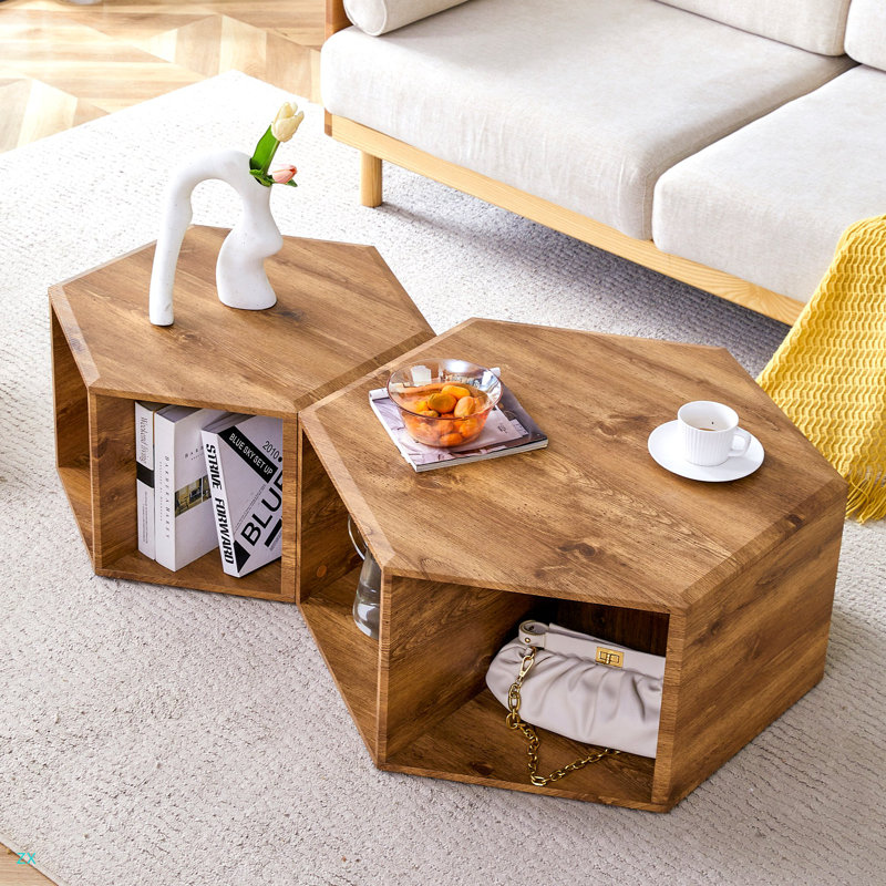 Ensemble de tables basses modernes minimalistes hexagonales. Table basse hexagonale en panneau de fibres à densité moyenne, autocollants à motifs caractéristiques, conception à plusieurs trous pour donner plus d'espace de rangement. Deux tables basses de différentes tailles.