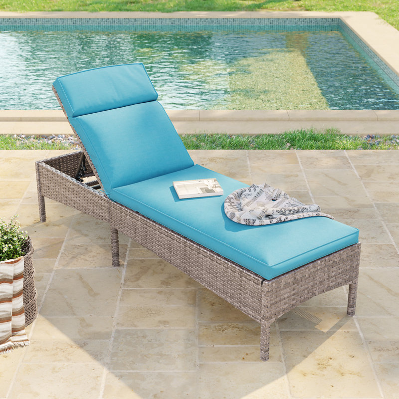 Chaise longue d'extérieur en osier avec coussin Eban, Bleu lac