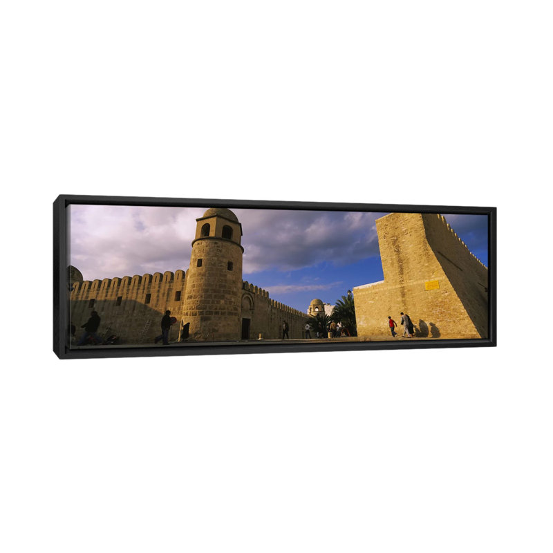Groupe de personnes à une mosquée, Grande Mosquée, Médina, Sousse, Tunisie par Panoramic Images - Reproduction de giclée sur toile tendue avec châssis