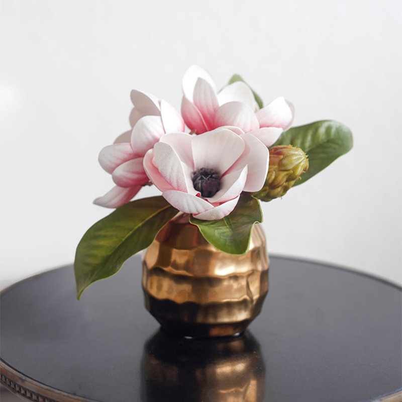 Agencements de fleurs artificiels et magnolias en vase, Rose