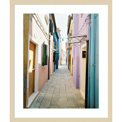 «Colorful Alleyway» par Justine Milton, reproduction d'art encadrée sur bois