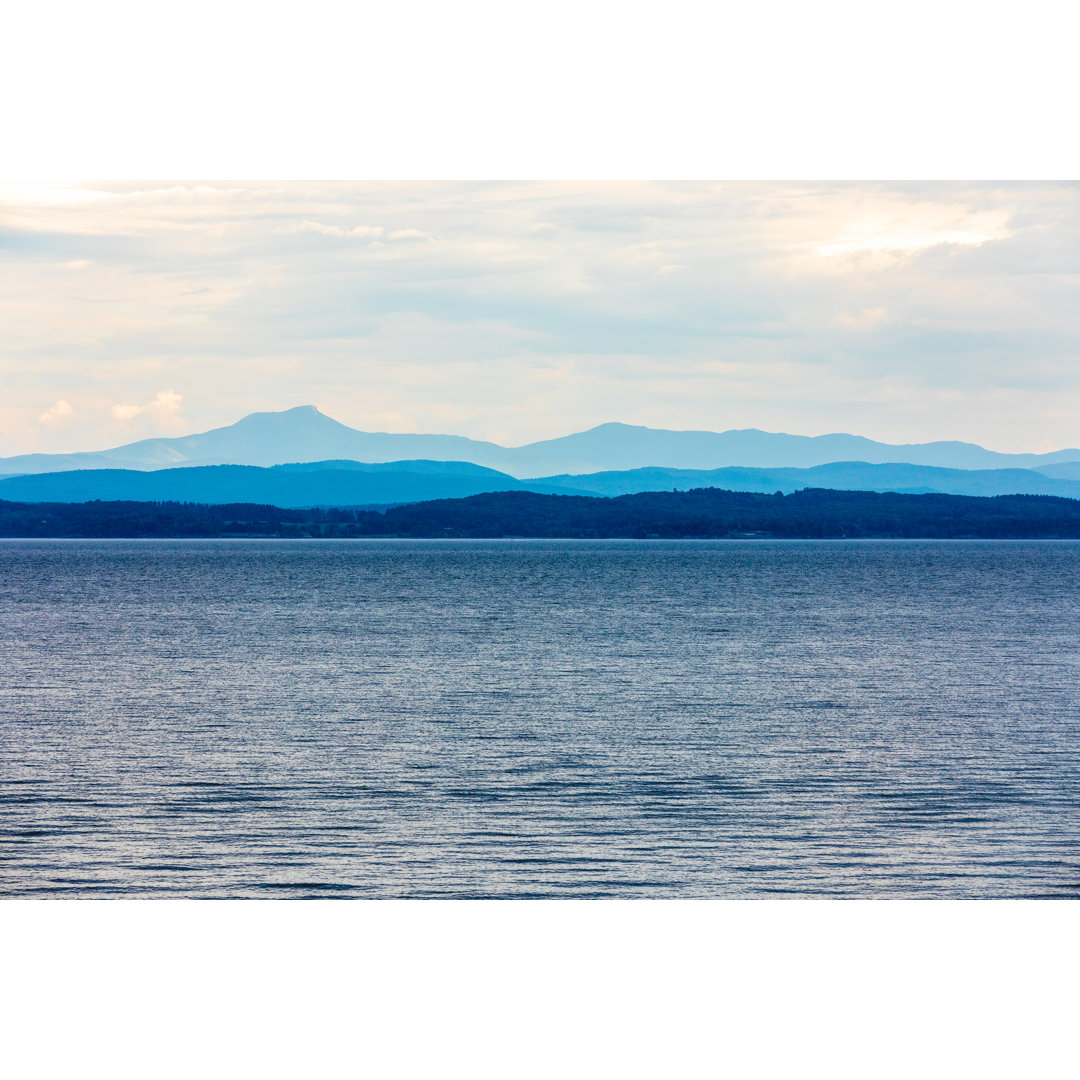 Lake Champlain von Cmart7327 - Druck auf Leinwand ohne Rahmen