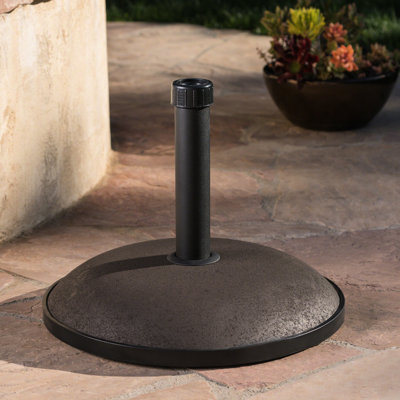 Porte-parapluie en béton de 66 lb, pouvant accueillir 10 pieds de manière stable, base brune, supportant un parasol, teinte