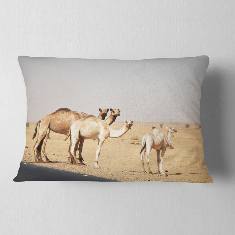 Coussin Camels in Sunny Sahara Desert - imprimé animal
