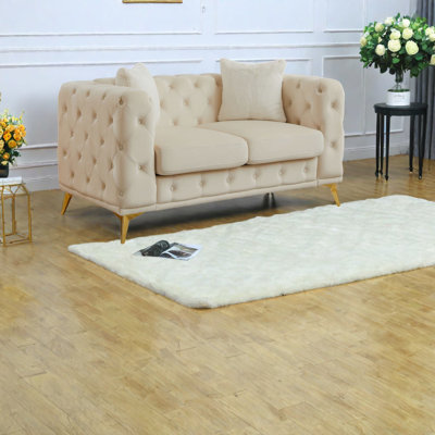 Canapé en velours beige Comfort-First de style Chesterfield de 61,25 po pour les salons