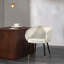 Chaise d'appoint rembourrée en velours beige doux avec bordure dorée, siège d'appoint élégant pour salle à manger Barrel