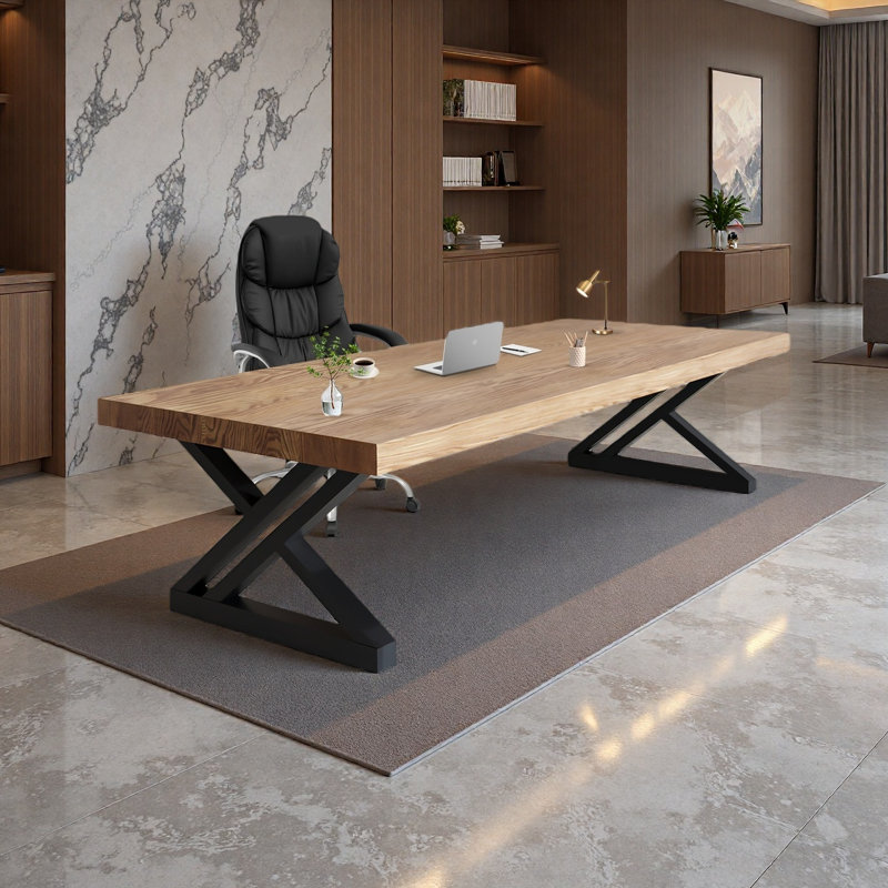 Bureau de direction de style industriel moderne avec plateau en bois massif