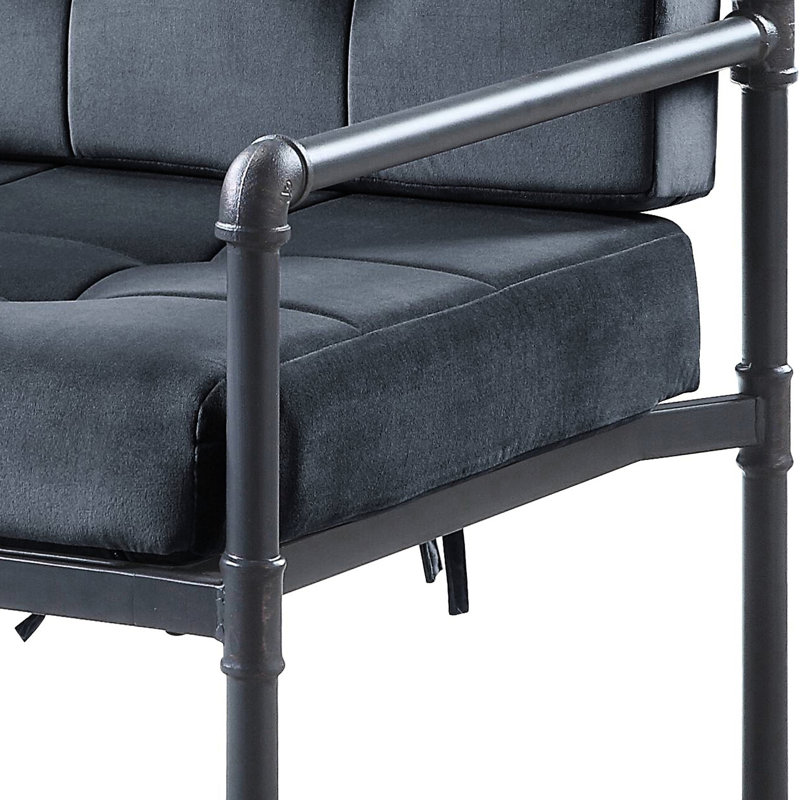 Chaise grise de style industriel avec dossier géométrique et assise coussinée avec base en métal aux lignes épurées
