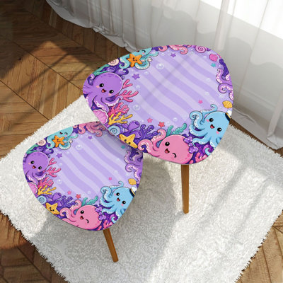 Ensemble de 2 tables basses gigognes triangulaires modernes, ornées de pieuvres mignonnes et de créatures marines coralliennes colorées. Style du milieu du siècle, petites tables d'appoint pour salon, chambre, appartement et décoration intérieure.