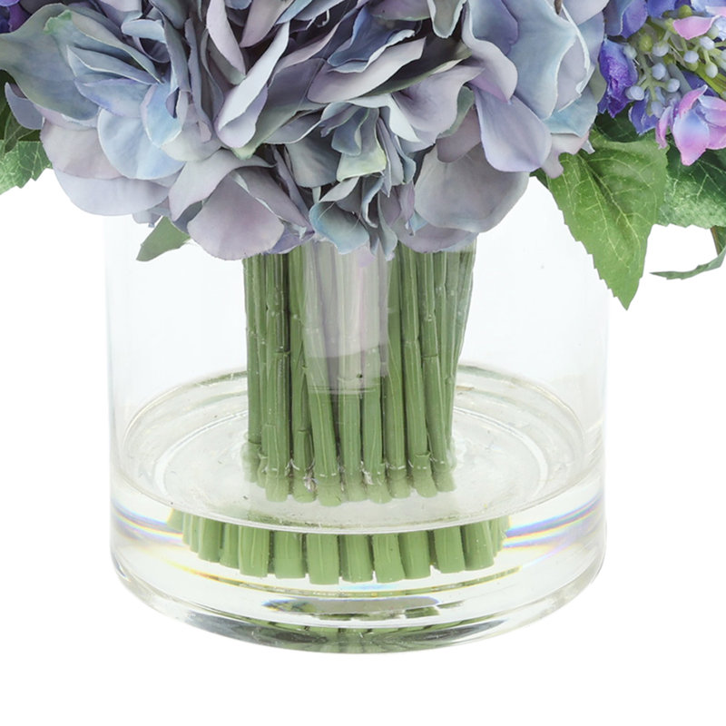 Mélange de fleurs avec hortensias, viburnum et lilas
