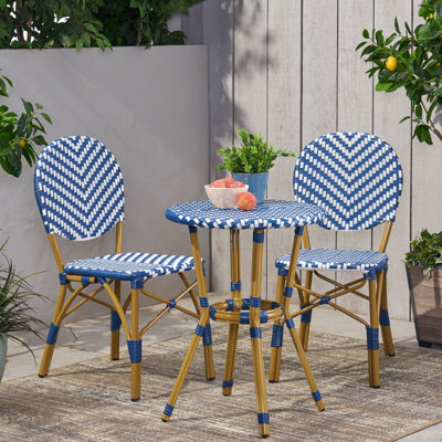 Bistro d'extérieur en bleu marine et blanc, sièges en aluminium de style français,