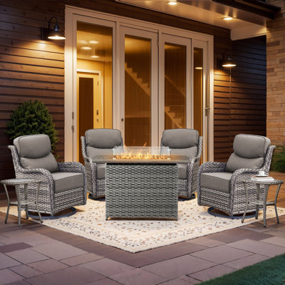 Ensemble de conversation d'extérieur en osier 7 pièces avec foyer rectangulaire Wickes, 4 fauteuils pivotants avec coussins épais de 6 po