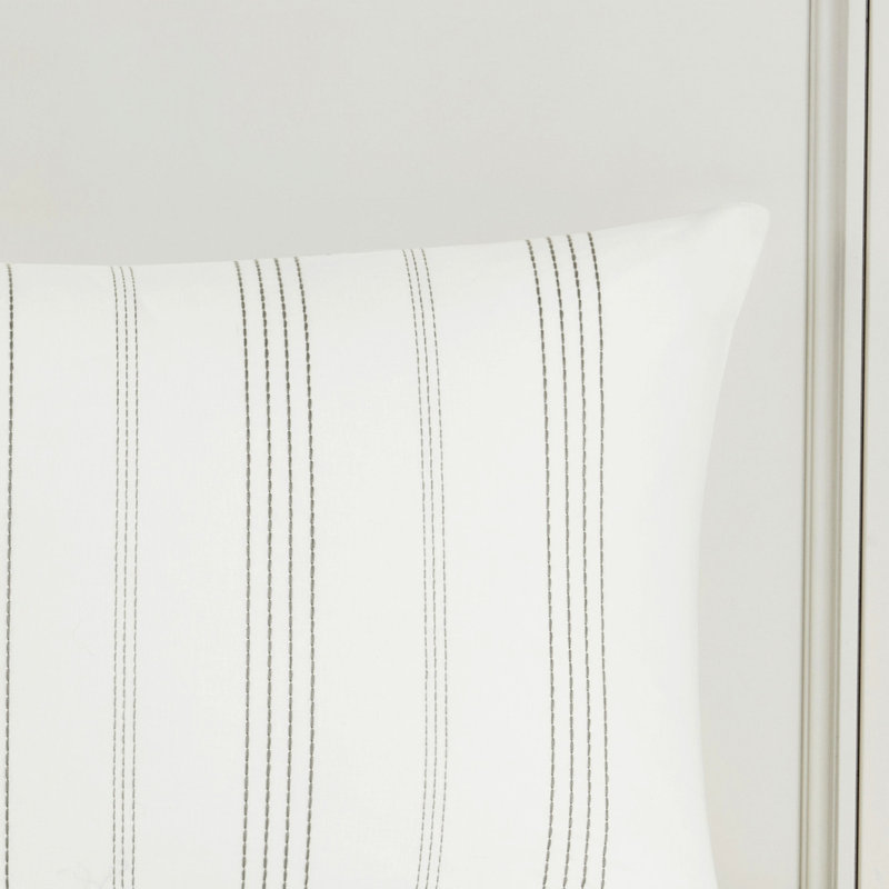 6 literie en coton double. Blanc et gris. Rayures verticales et horizontales texturées. . Oreillers décoratifs de jupe de lit. Édredon double facile d'entretien. Blanc / gris Motif à rayures. Rempli. Oreillers inclus.