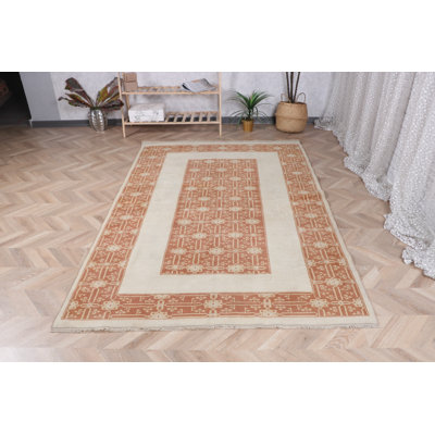 Le tapis turc antique authentique rehausse le décor de votre salle à manger avec son motif beige bohème
