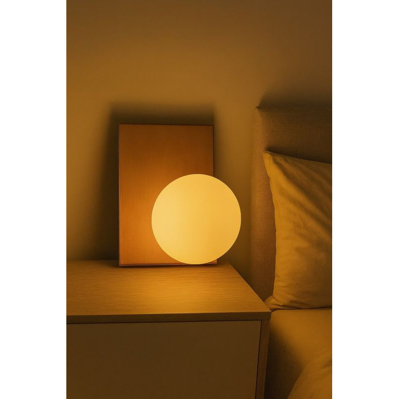 Cadre en fer doré à 1 lumière avec abat-jour sphérique en verre blanc laiteux, Or