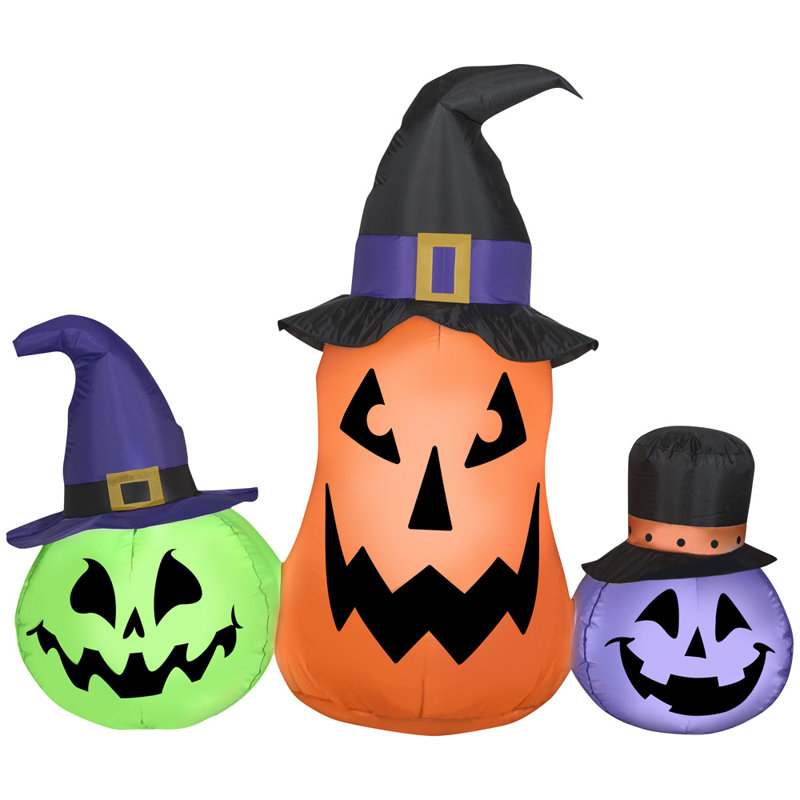 Trio de citrouilles fantaisistes avec chapeaux gonflables