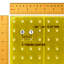 Présentoir de plancher en carton jaune sur deux côtés avec base (50) crochets transparents de 6 po