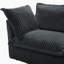 Fauteuil à revêtement antidérapant avec coussin de dossier généreux et plusieurs coussins décoratifs, offrant un confort d'assise profond pour des moments de détente.-132392664