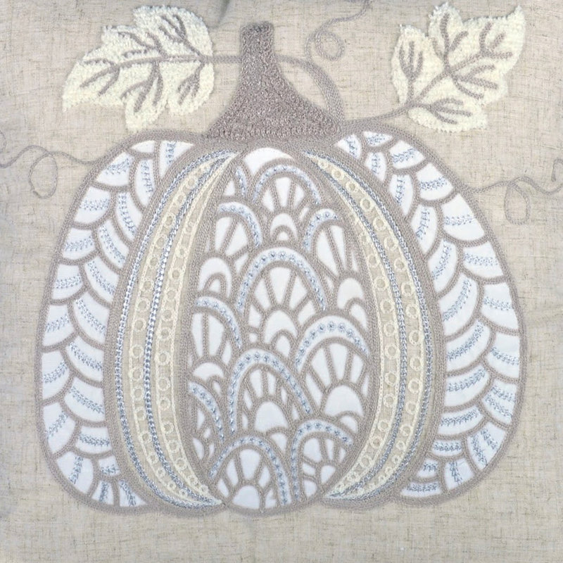 Coussin en dentelle brodée citrouille