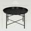 Table basse vintage en métal, ronde de 24 po avec surface martelée. Salon, côté chambre à coucher noir. Fabriquée et charmante table noire en métal de fabrication complexe. Table de qualité