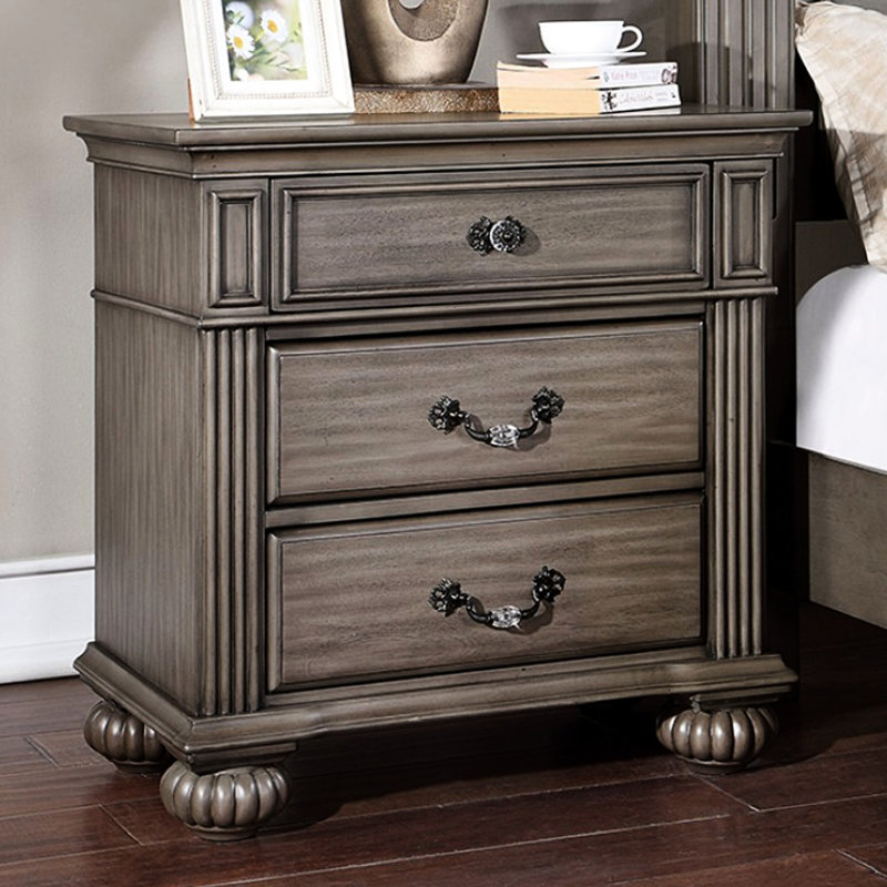 Table de chevet en bois massif gris avec 3 tiroirs, glissières en métal et poignées en laiton antique pour la chambre à coucher