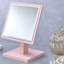 Miroir de maquillage moderne sur un piédestal-606859380