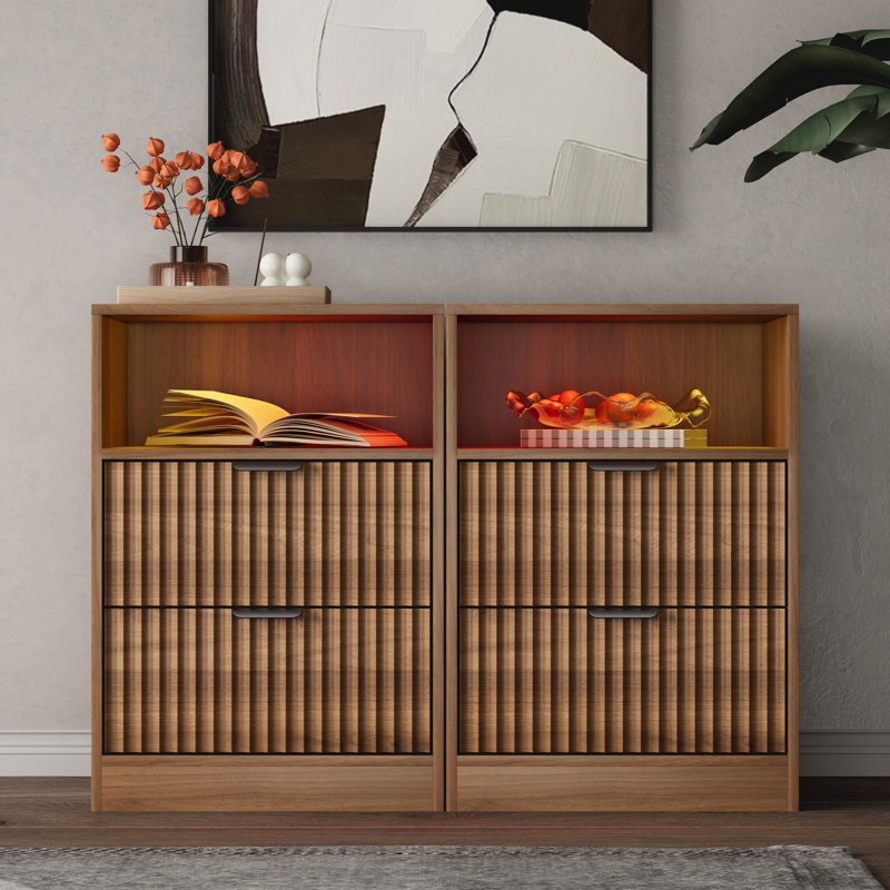 Table de chevet de style moderne avec une station de charge, une bande lumineuse à DEL RVB et un espace de rangement - avec une conception ondulée et une surface résistante à l'eau.