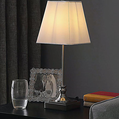 Lampe de table carrée 18,75 po In Century