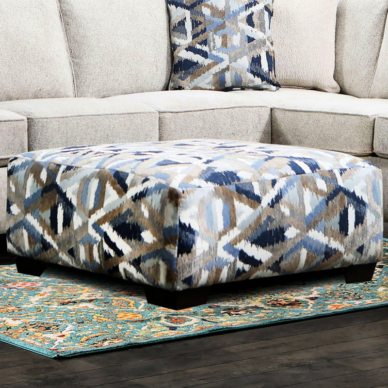 Carré contemporain avec pieds fuselés en plastique, siège à ressorts ensachés, motif dynamique bleu et brun sur la surface, L 38 po x l 38 po H 17 po, base imprimée multi-finis 1pc seulement, l 38 po de profondeur, l 17 po