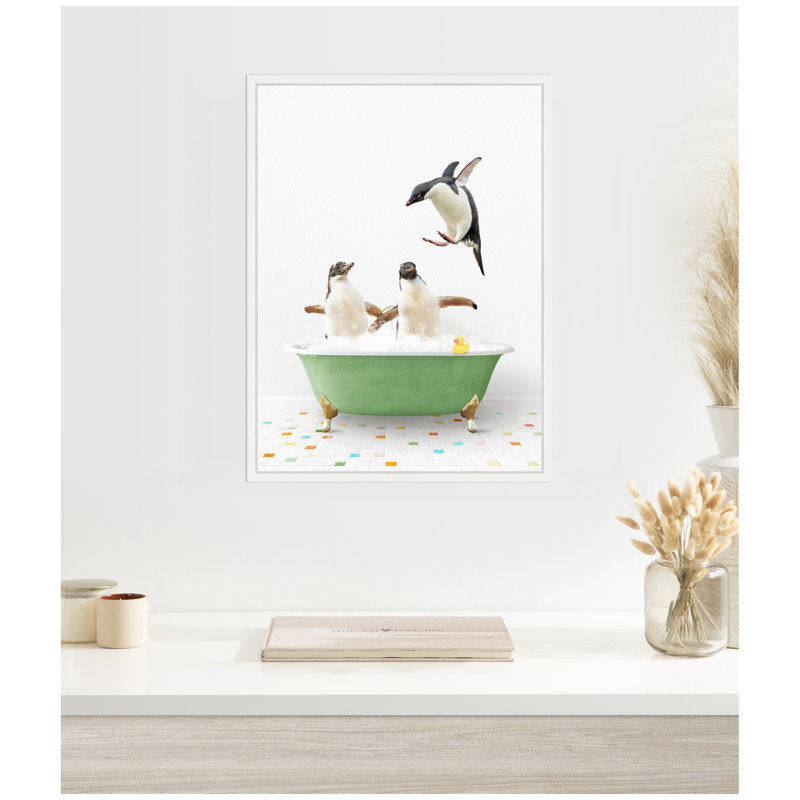 «Penguins in Green Bathaign on Coloured Tile» par Amy Peterson, reproduction d'art sur toile encadrée